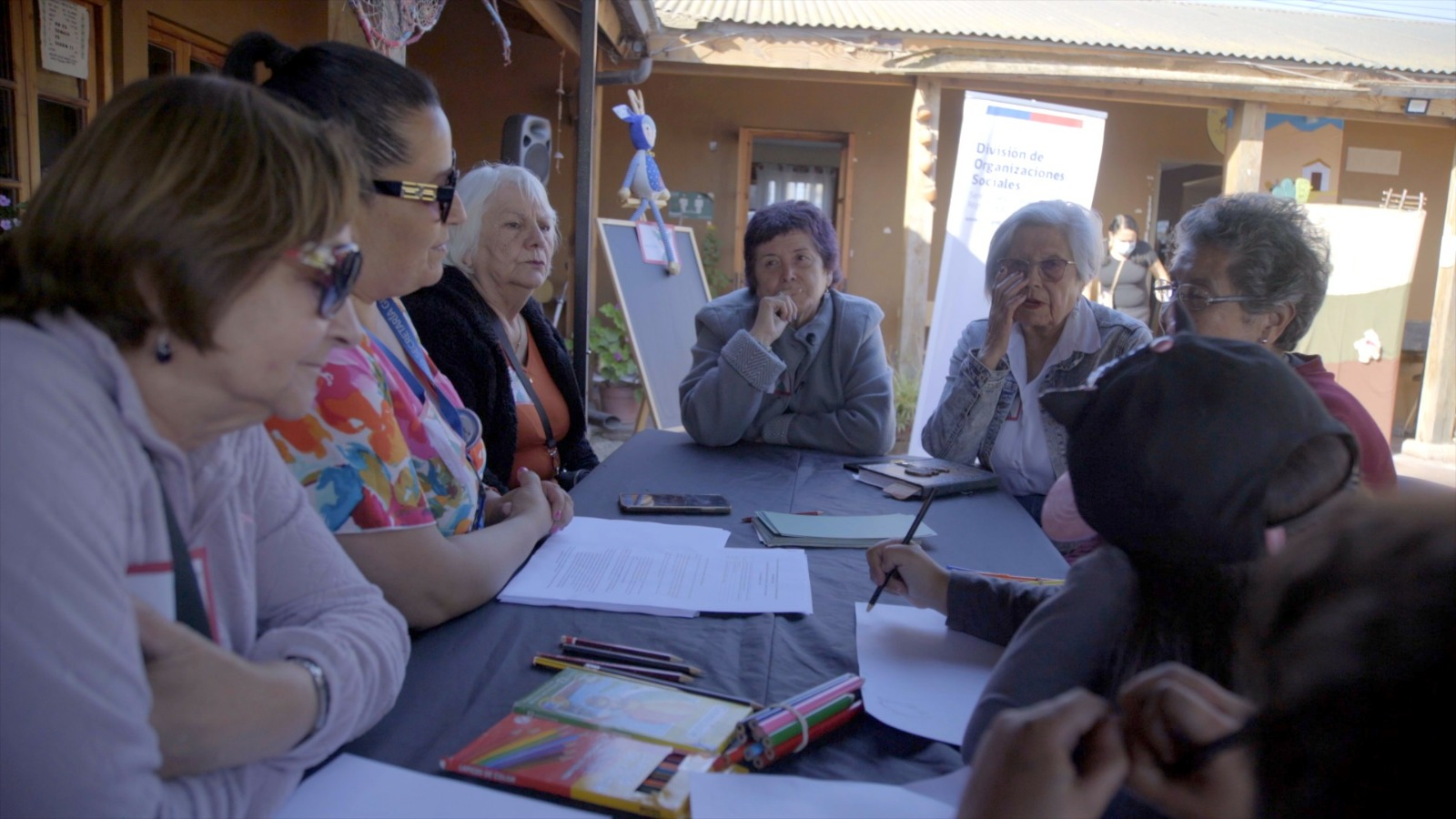 Personas mayores enseñan a niños y adolescentes sobre la importancia de la participación ciudadana